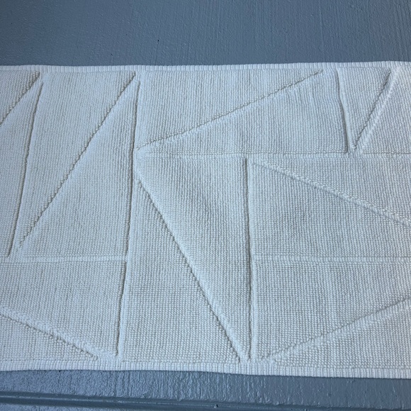 West Elm Triangle Sculpted bath Mat - Picture 4 of 6